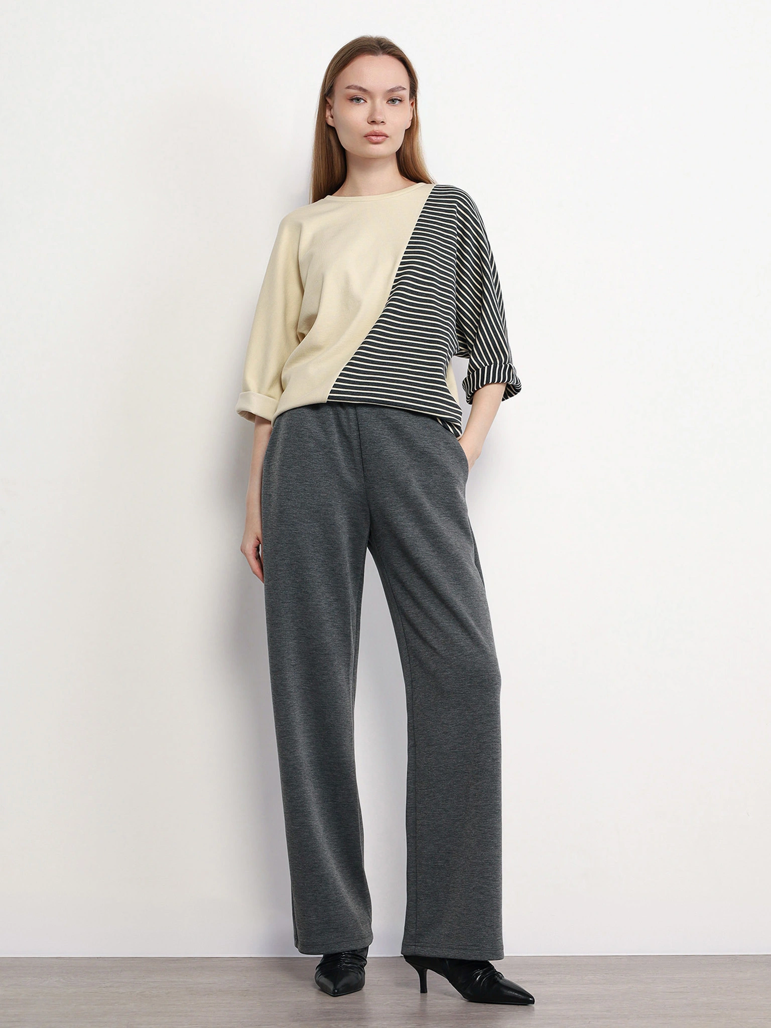 Джемпер бежевого цвета в полоску с рукавами 3/4 